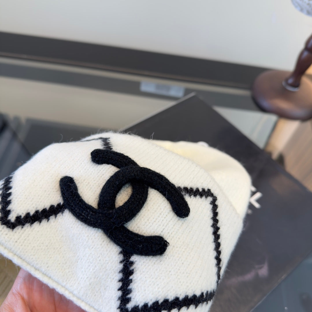 Chanel Knitted White Beanie 498087