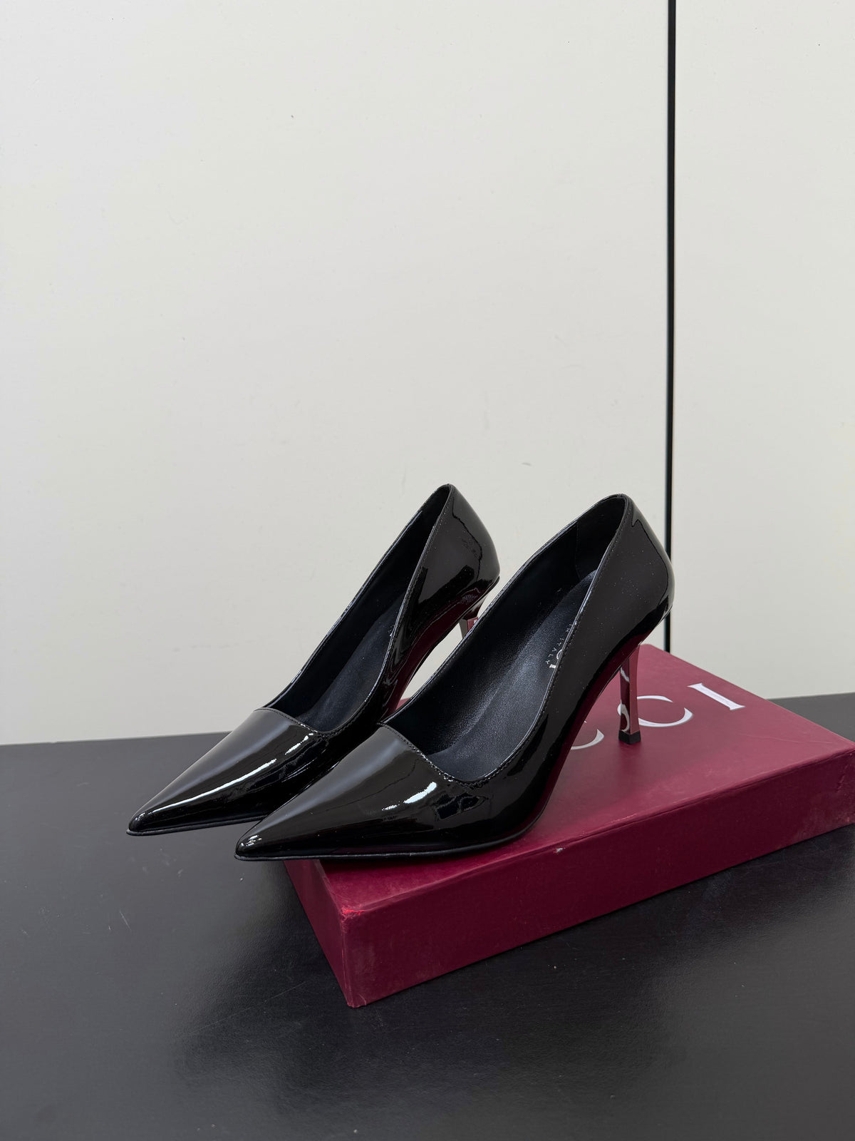 Gucci 26s Pointed Toe Pumps 8.5cm Black Patent Calfskin