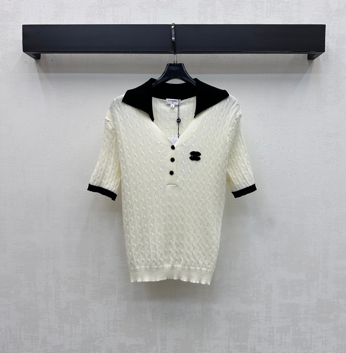CC 26 Color-blocked Collared Short-Sleeve Knit Top White in Wool 385348