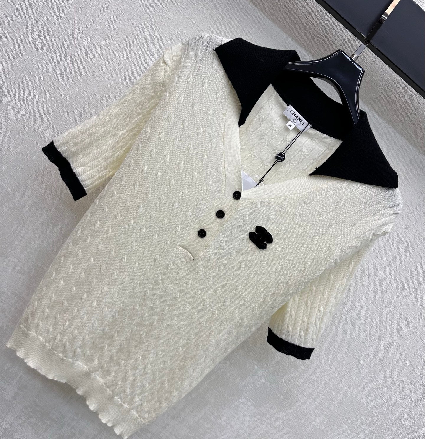 CC 26 Color-blocked Collared Short-Sleeve Knit Top White in Wool 385348