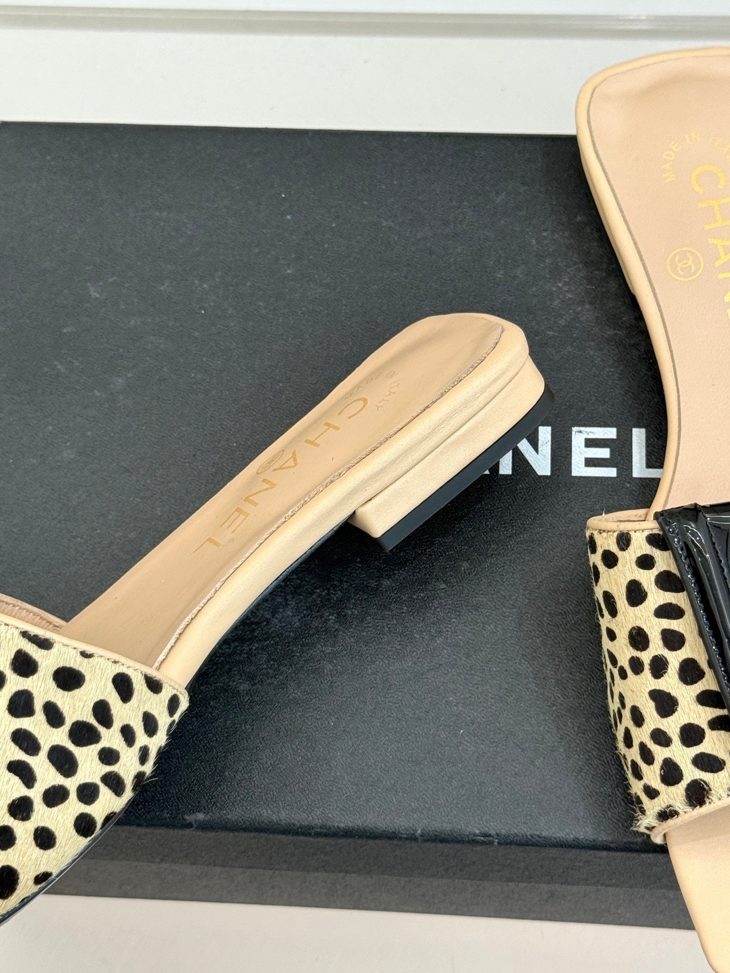 CC 26 Buckle Square Toe Slippers Beige in Horse hair 803184