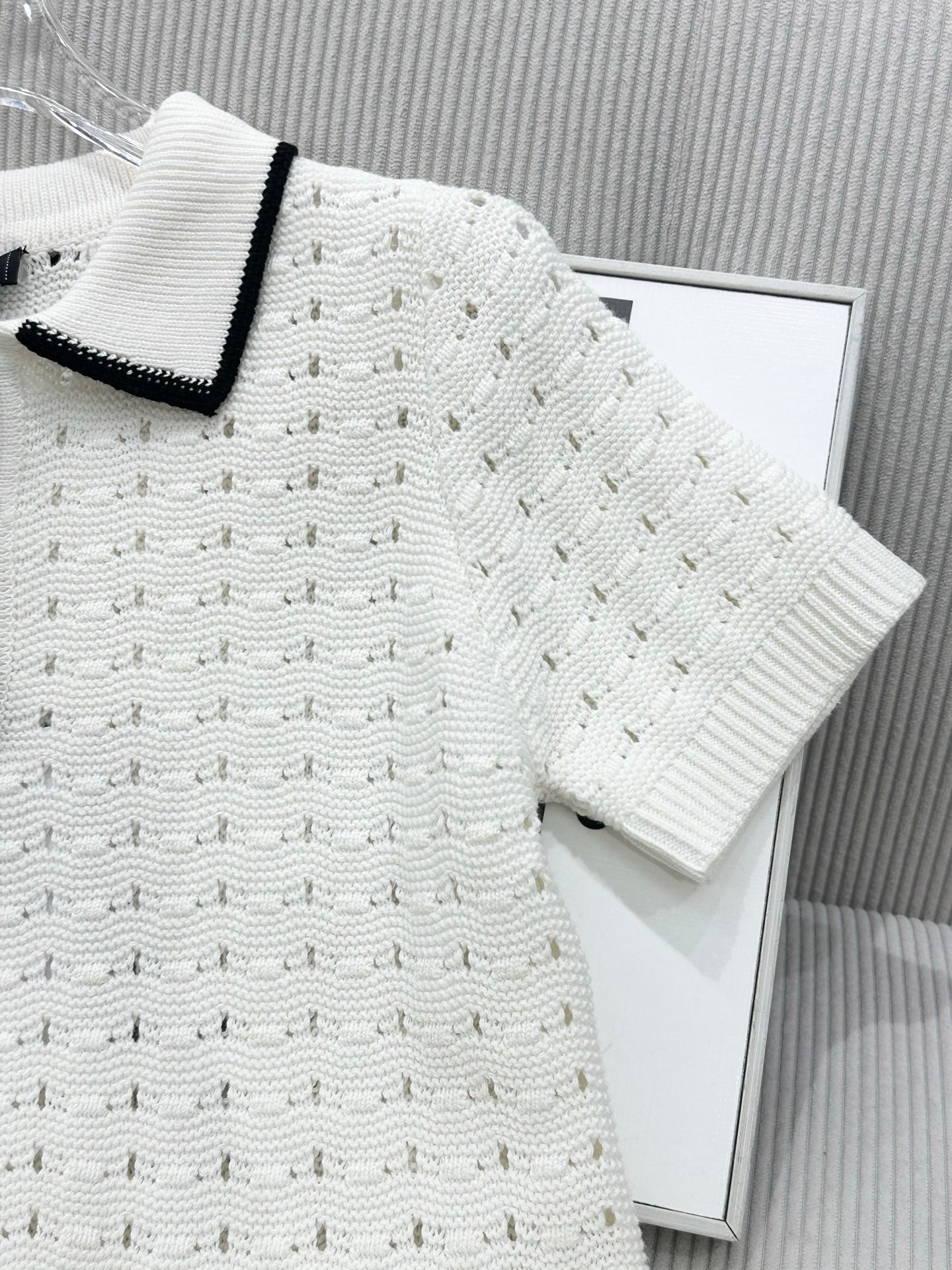 CC 26 Collared Color-blocked Knit Short-sleeved Top White in Wool 387624