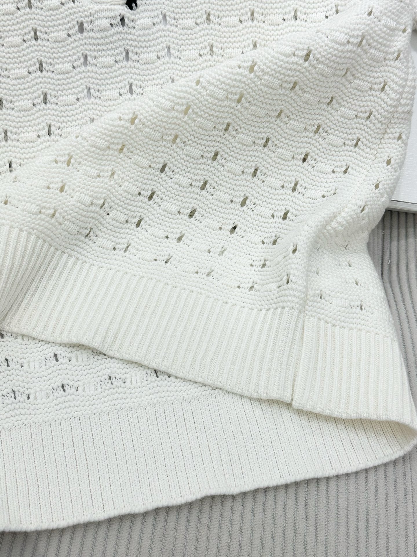 CC 26 Collared Color-blocked Knit Short-sleeved Top White in Wool 387624