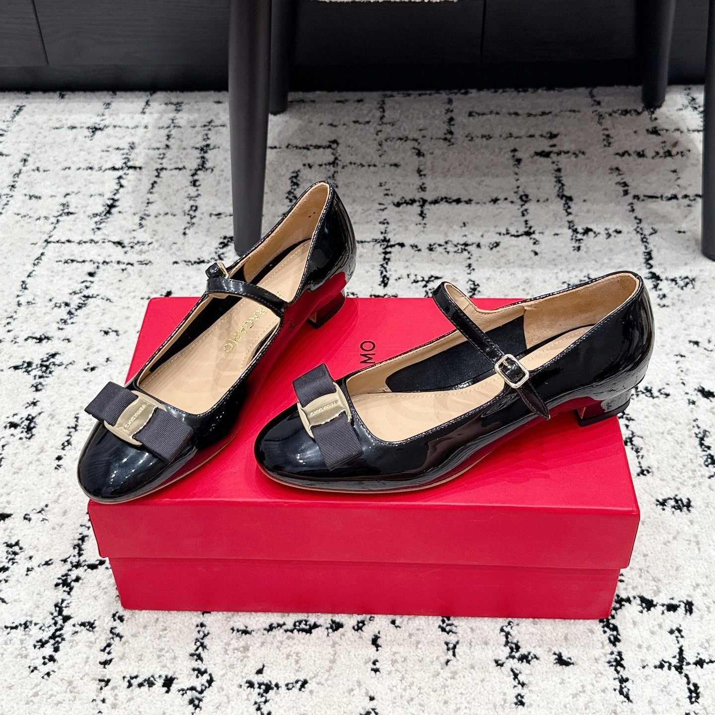 FG Vara Bow Round Toe Mary Jane Pumps 3.5cm Black Patent Leather 458405