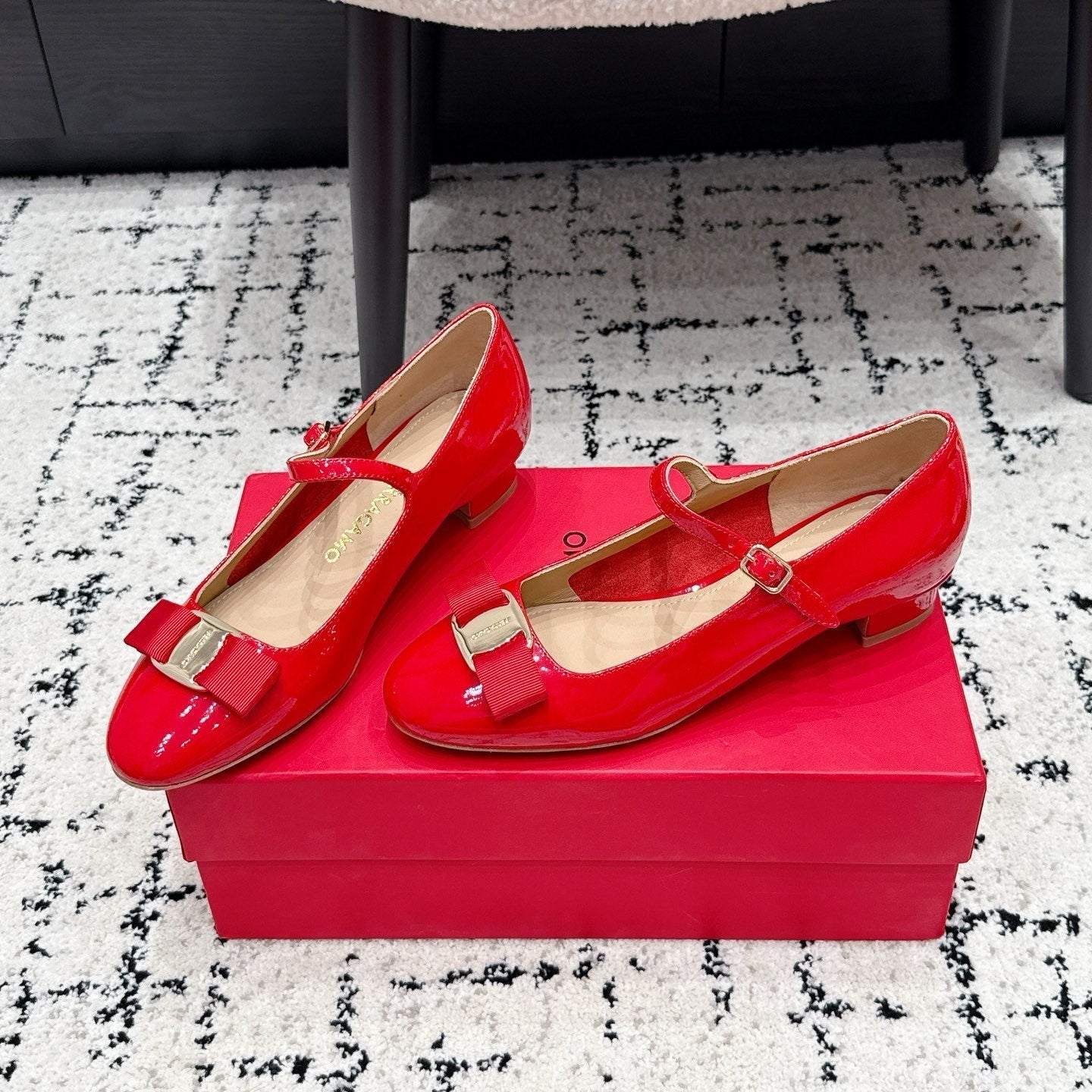 FG Vara Bow Round Toe Mary Jane Pumps 3.5cm Red Patent Leather 458404