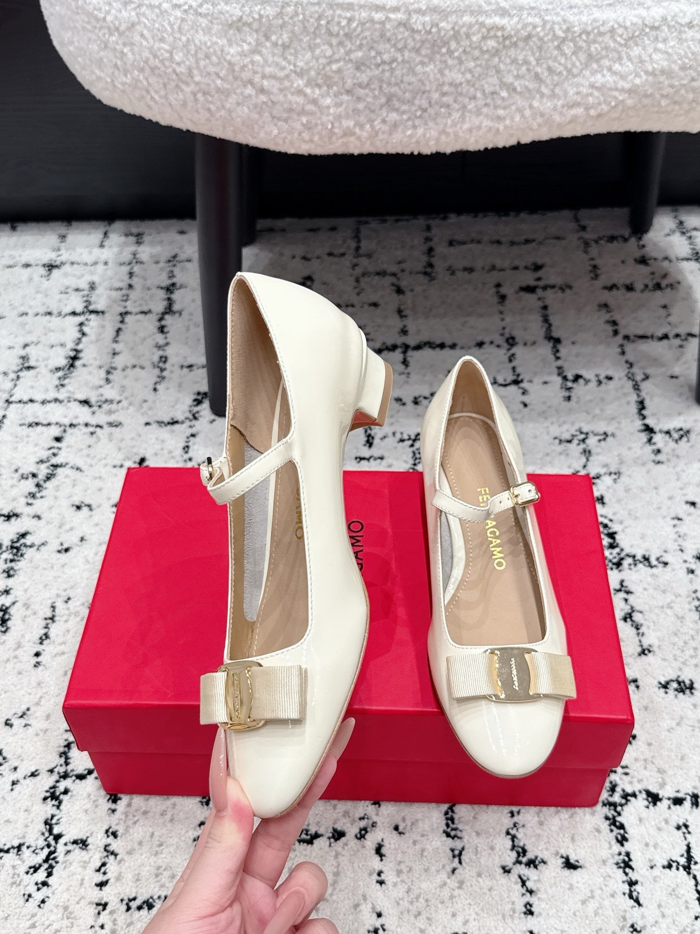 FG Vara Bow Round Toe Mary Jane Pumps 3.5cm White Patent Leather 458402