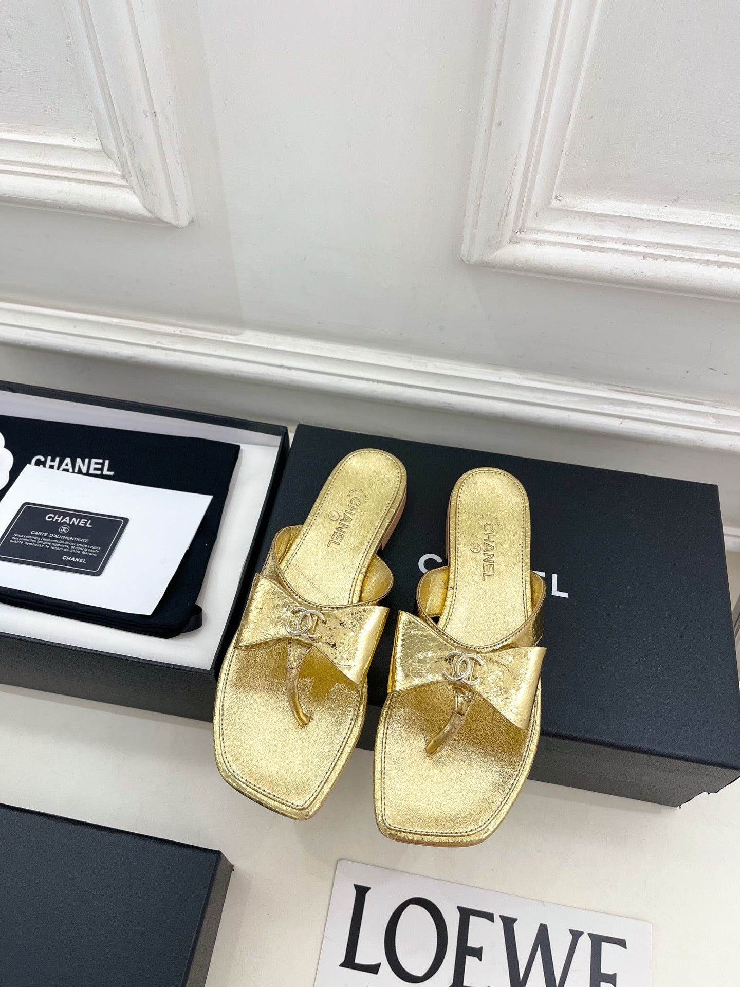 CC Bow Thong Flat Sandals Gold Metallic Leather 891773