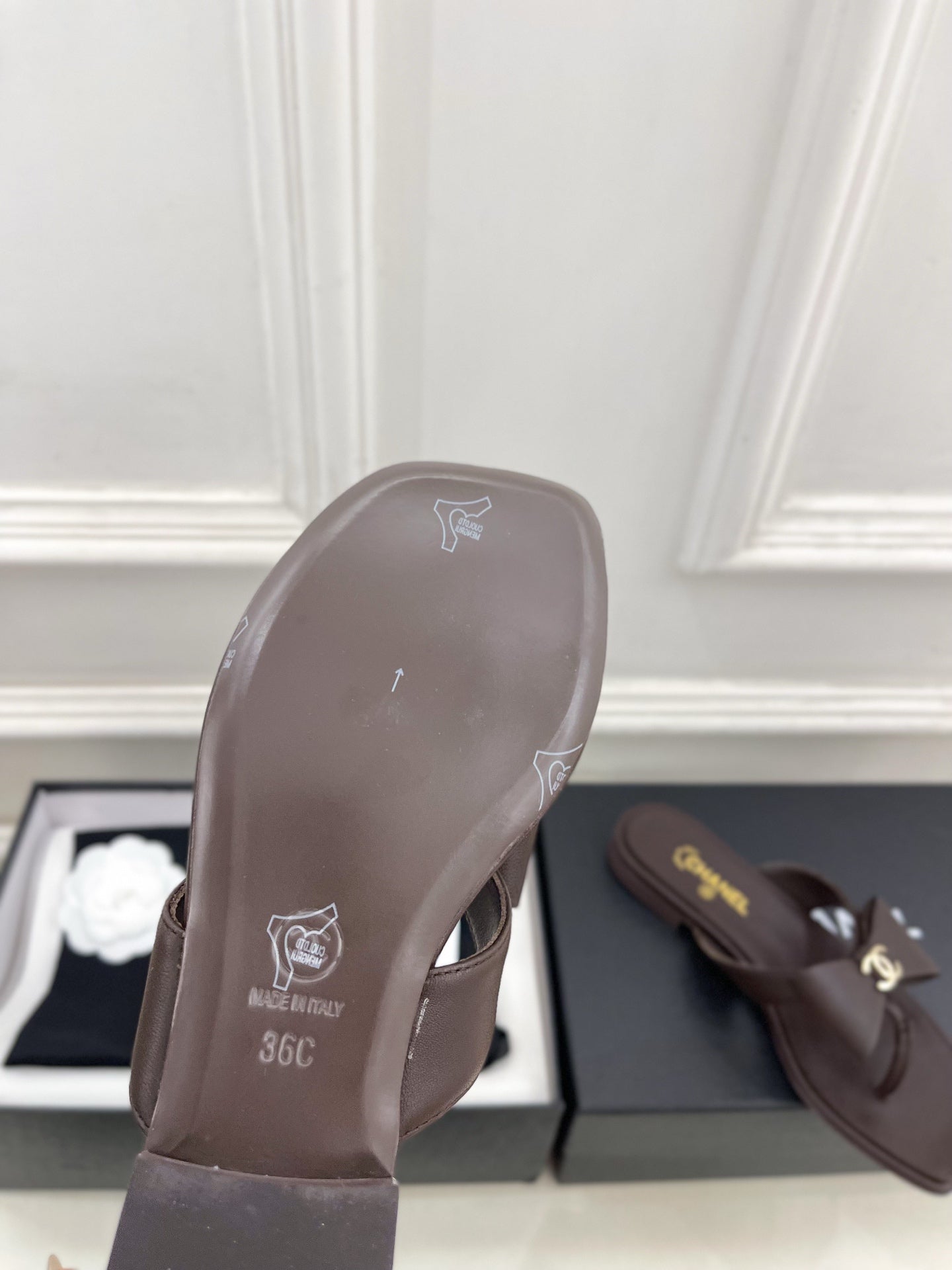 CC Bow Thong Flat Sandals Brown Leather 891772