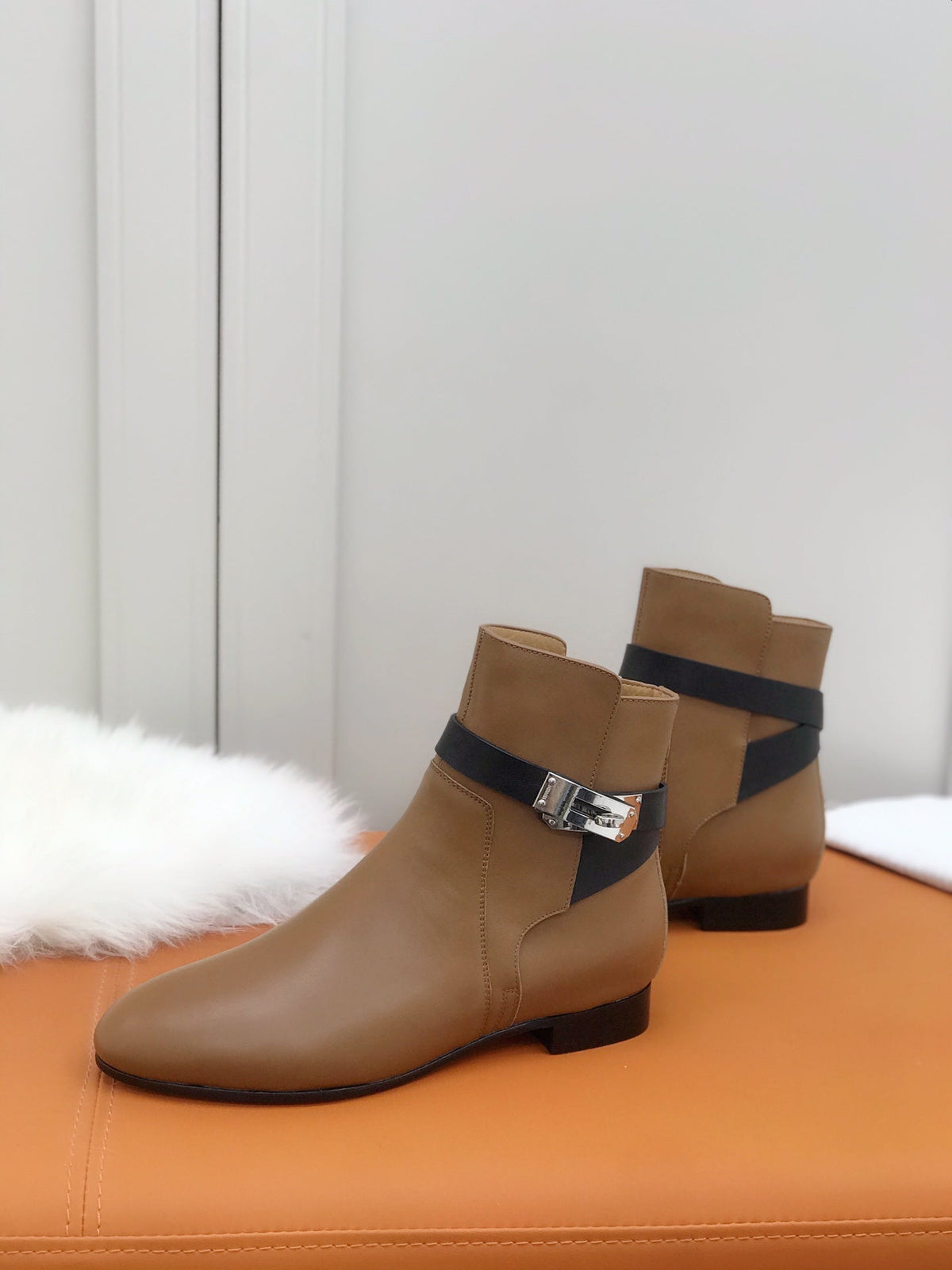 HM 26S Bow Buckle Ankle Boots 2cm Tan Black Leather 112858