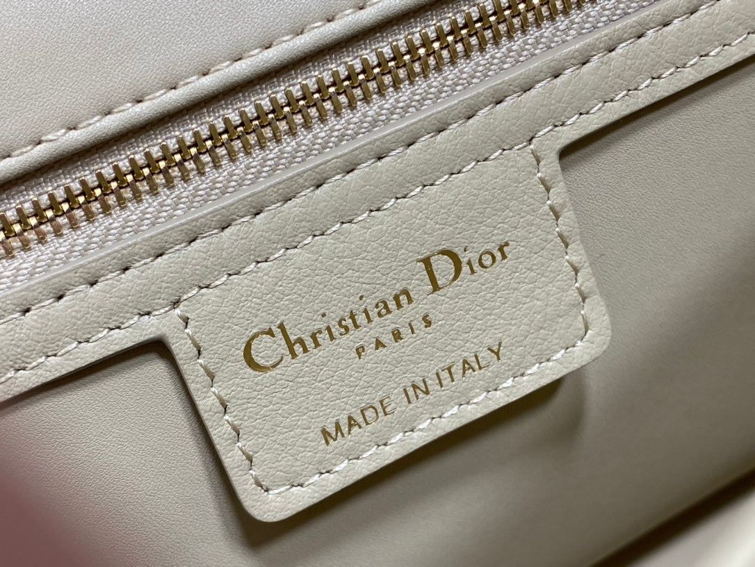 medium caro 25.5 light yellow calfskin
