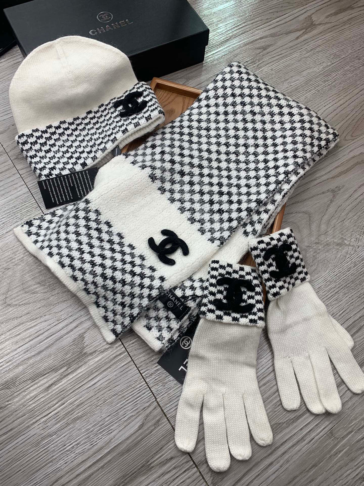 CC Hat Scarf Gloves Set White Black Jacquard 475106
