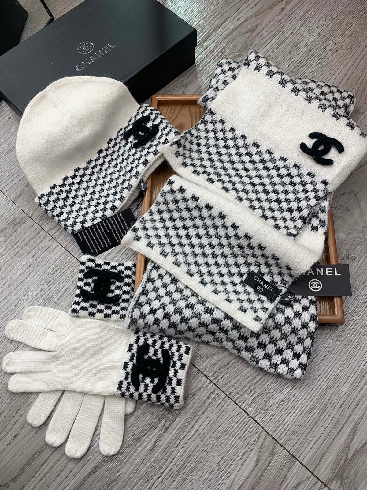 CC Hat Scarf Gloves Set White Black Jacquard 475106