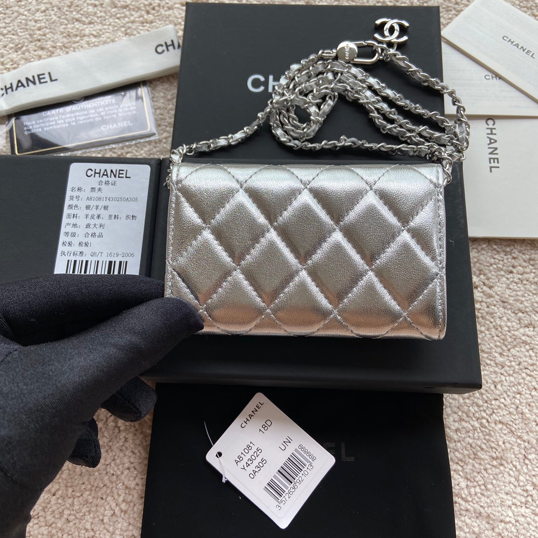 CC 24 Classic Wallet On Chain 11cm Silver Sheepskin 156514