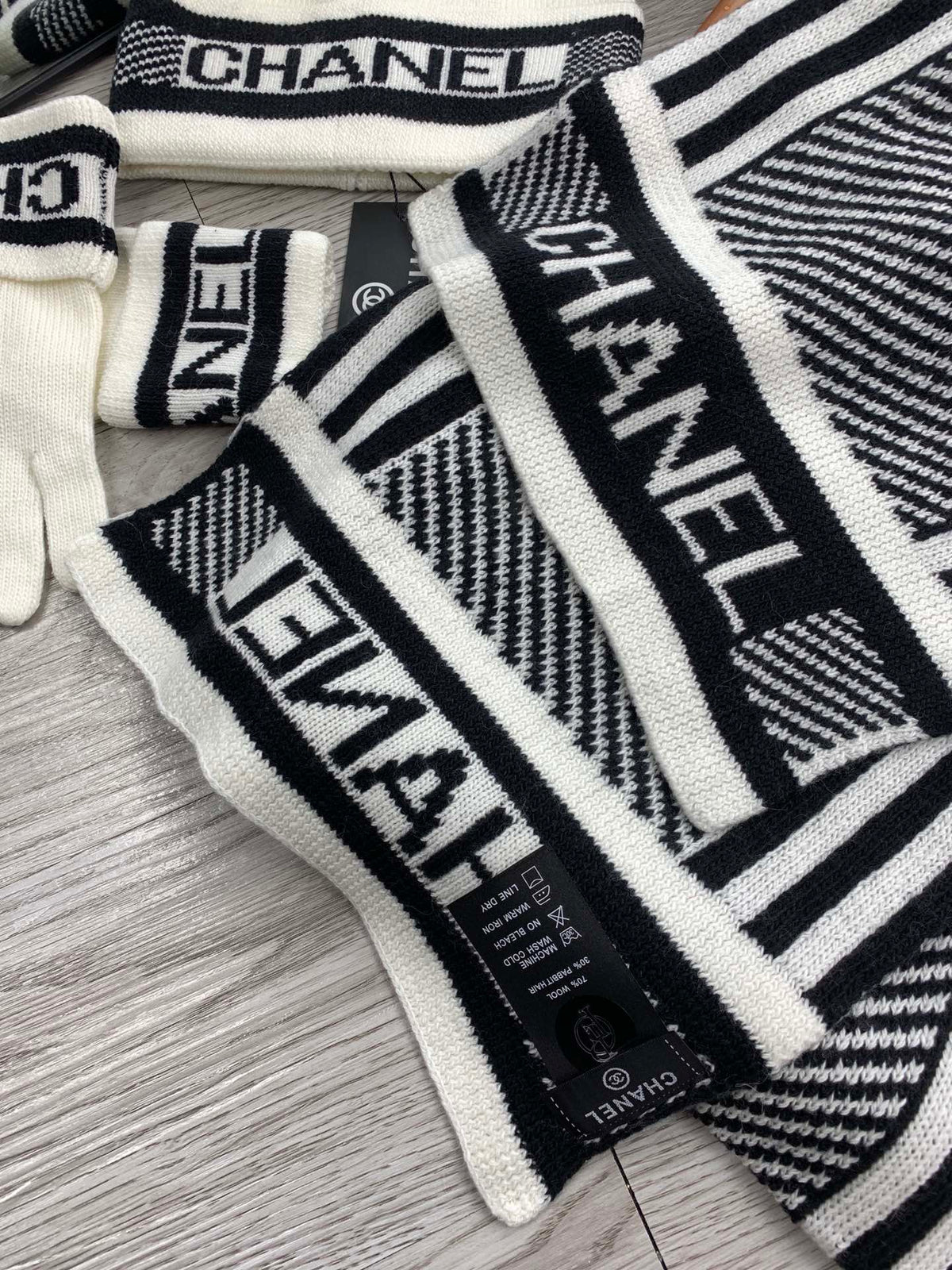 CC Hat Scarf Gloves Set White Black Jacquard Logo 475102