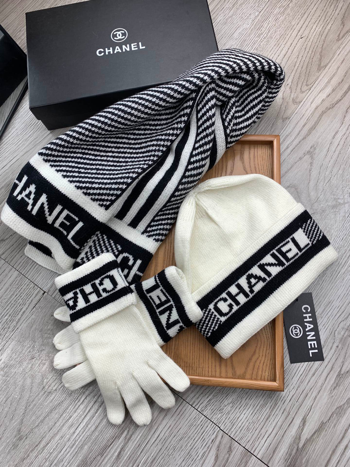 CC Hat Scarf Gloves Set White Black Jacquard Logo 475102