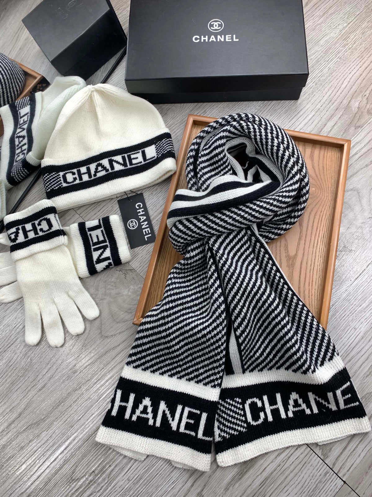 CC Hat Scarf Gloves Set White Black Jacquard Logo 475102