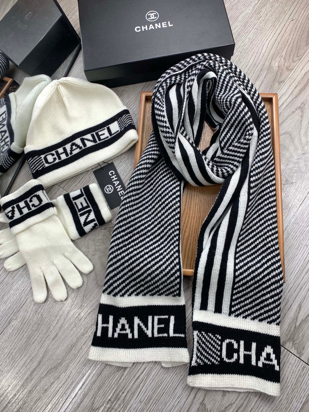 CC Hat Scarf Gloves Set White Black Jacquard Logo 475102