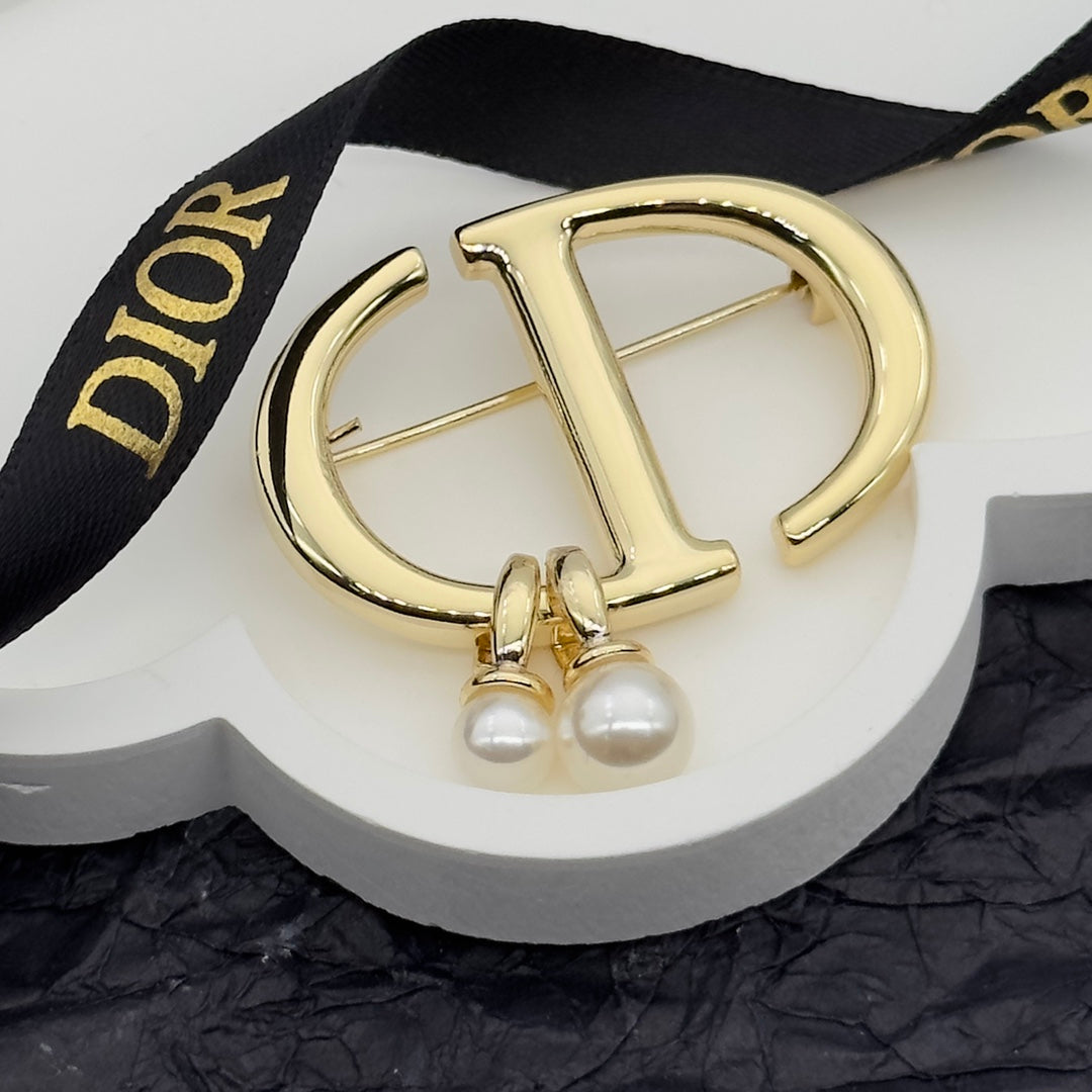 CD Brooch 172617