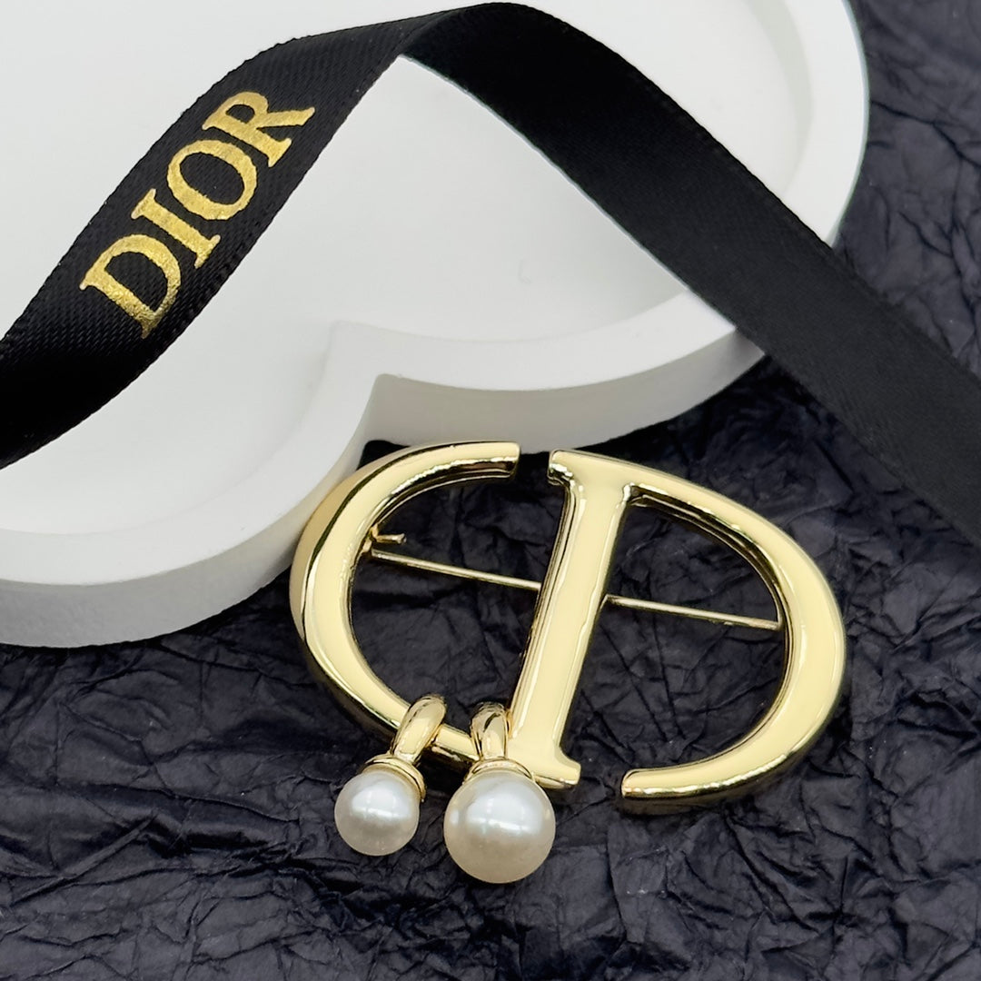 CD Brooch 172617