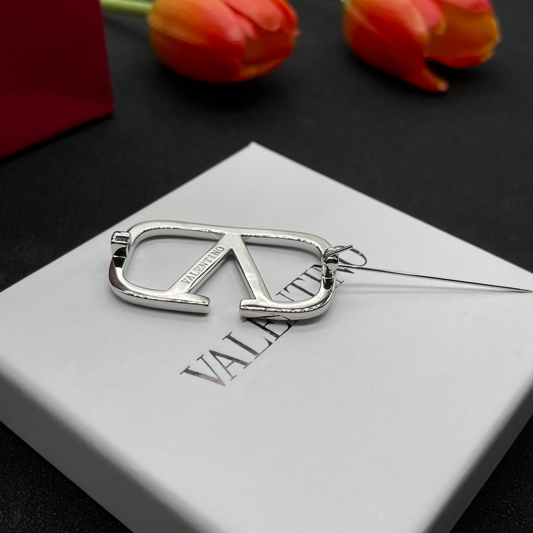 VT Brooch 179139