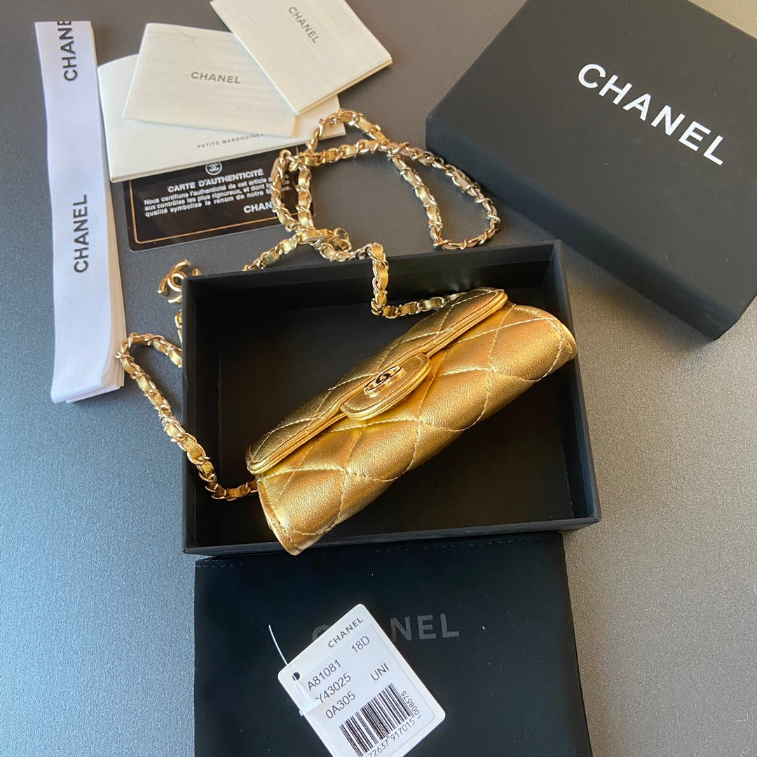 CC 24 Classic Wallet On Chain 11cm Golden Sheepskin 235161