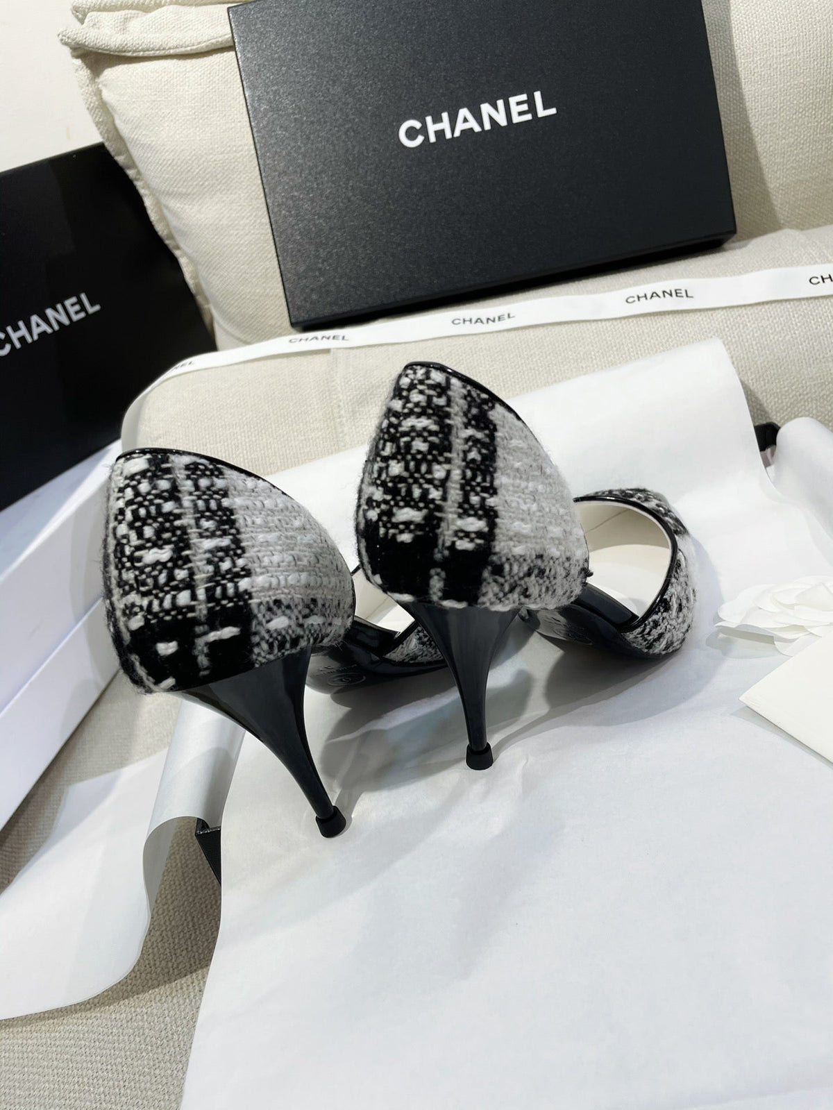 Chanel 26s Pumps Black White Tweed Patent Leather 156334