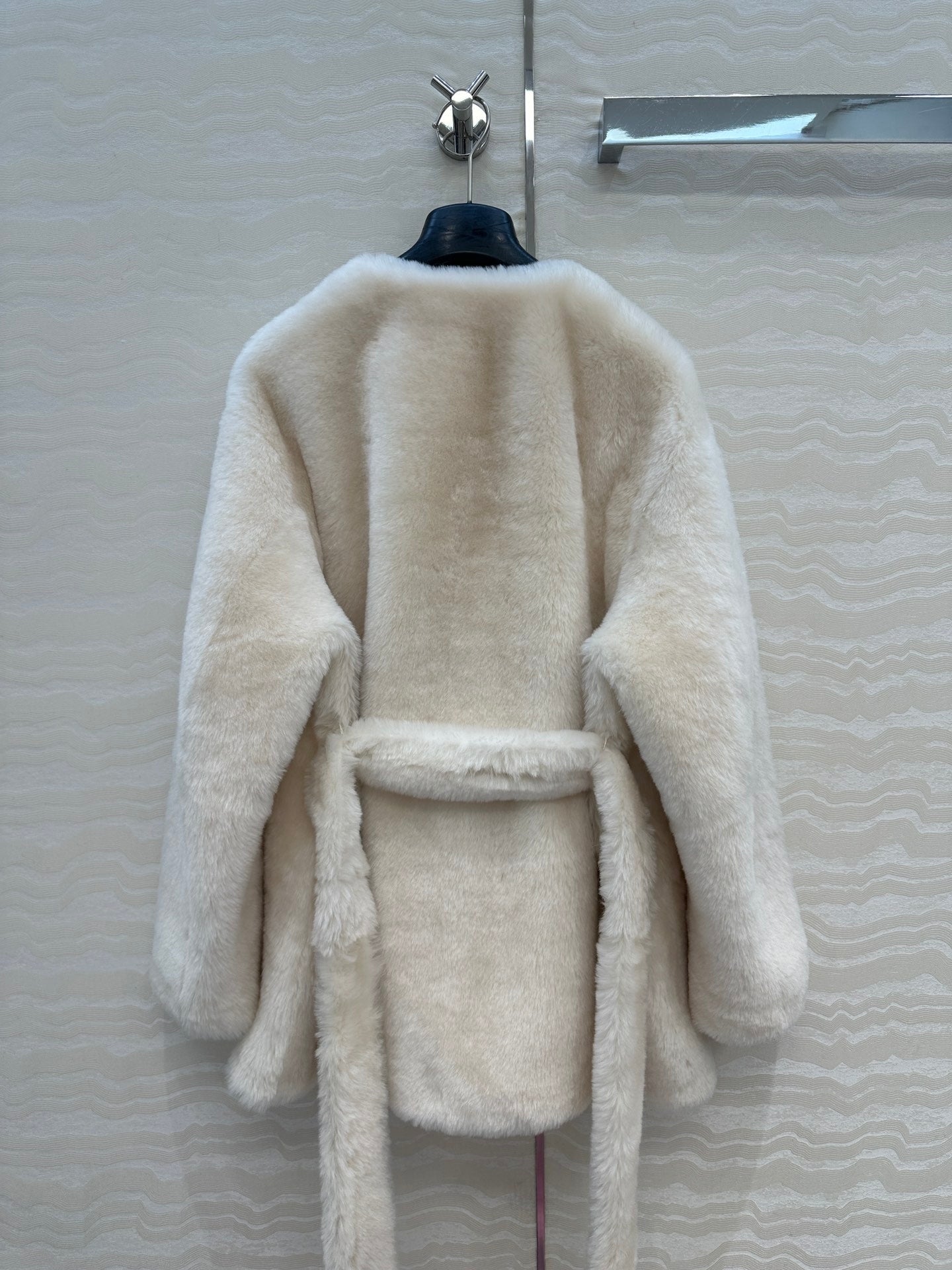 Totême's Jacket Belt Cream Fur Shearling 341202