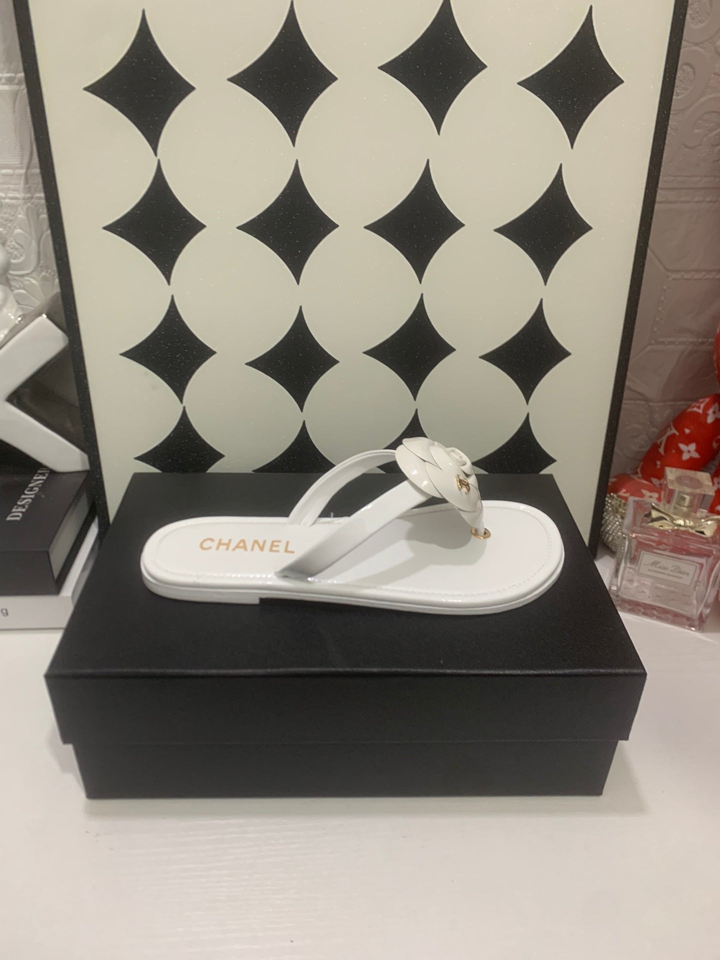 Chanel 26S Sandals In White Calfskin Gold-Tone Chain Detail