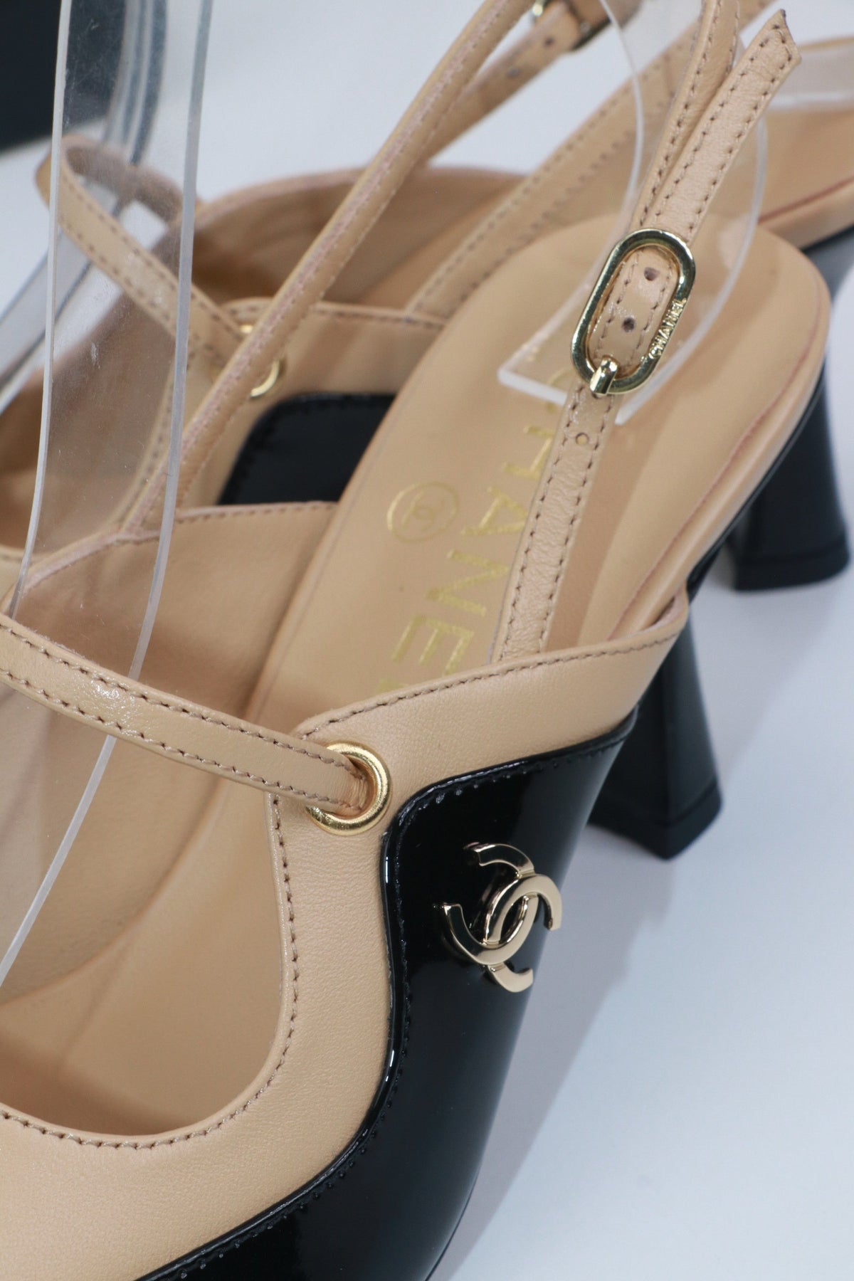 CC 26 Two-Tone Slingbacks 7cm Black Beige Glossy Leather and Matte Cowhide