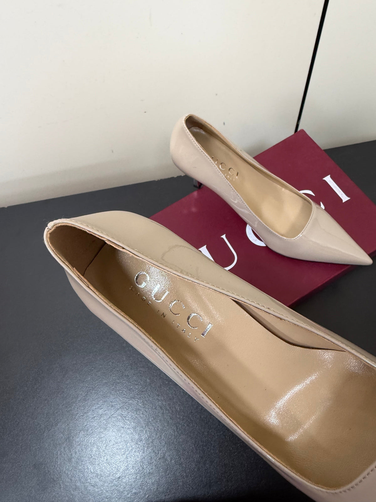 Gucci 26s Pointed Toe Pumps 8.5cm Beige Patent Calfskin