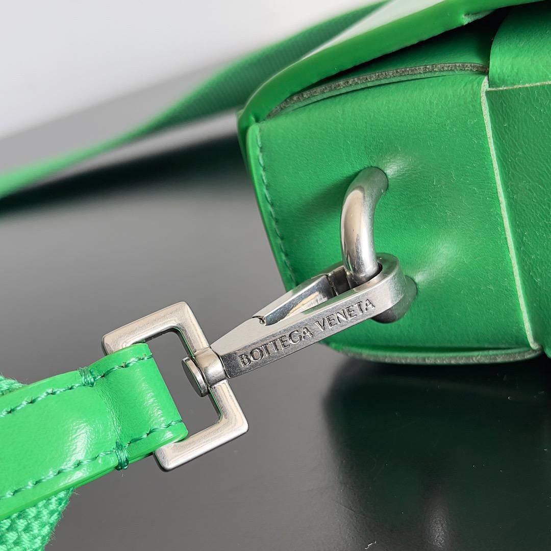 BV Two-In-One Cassette Bag 26cm Parrot Green Leather