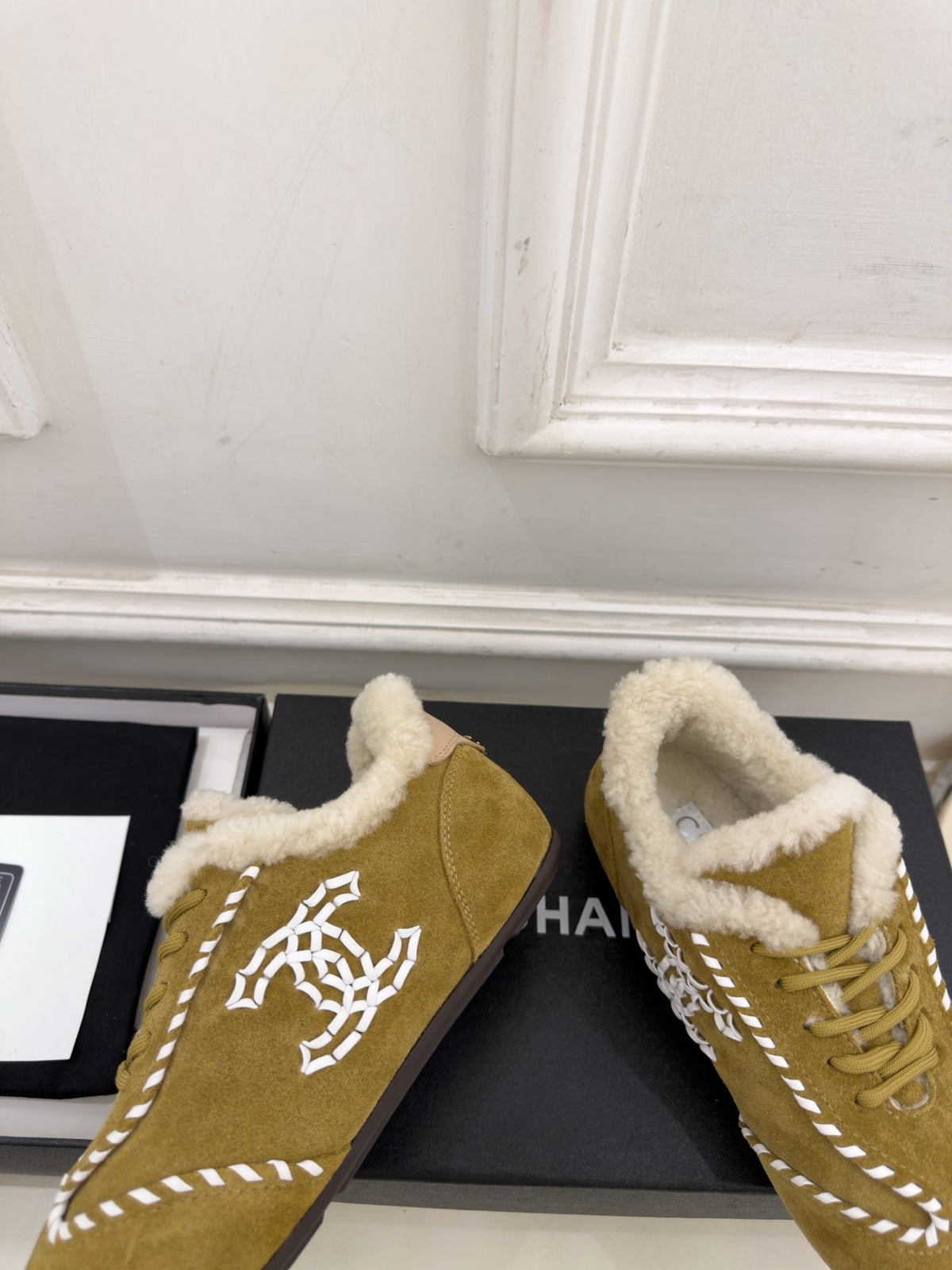 CC 26FW Shearling-Lined Low-Top Sneakers CC Logo Suede 164879