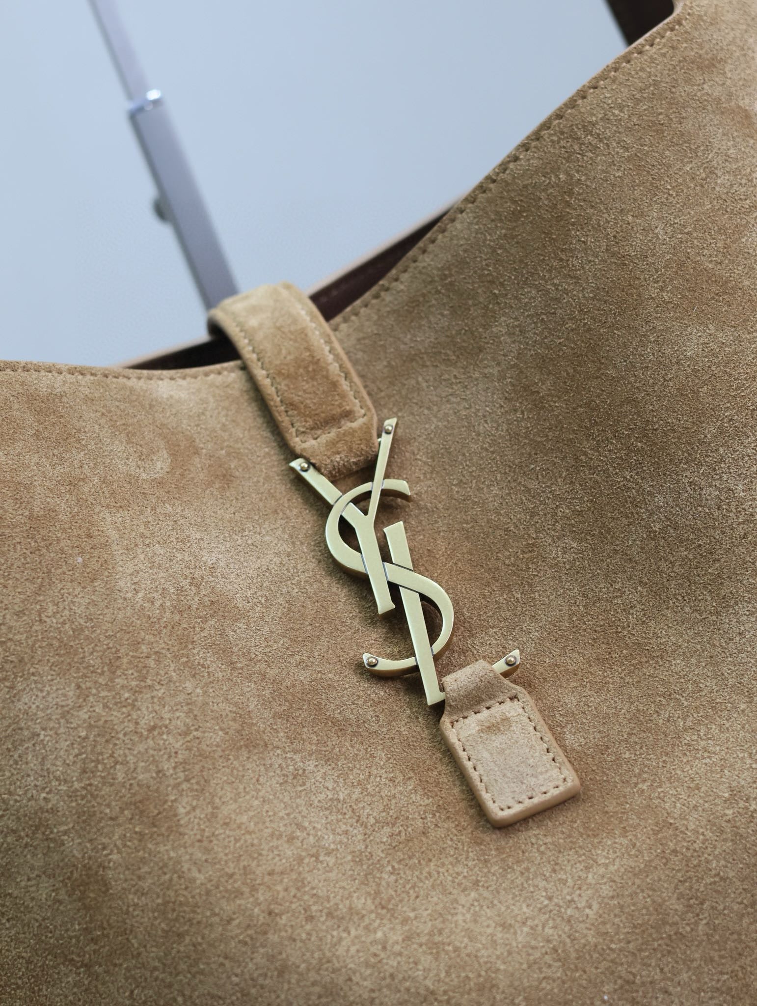 LE 5 À 7 BEA TOTE BAG 50 IN GOLDEN LAMBSKIN SUEDE GOLD LOGO