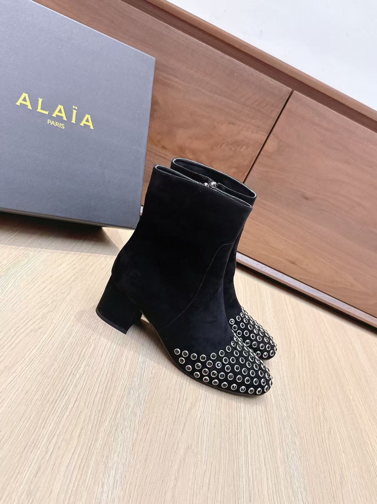 Alaïa Embellished Ankle Boots 60 Black Suede