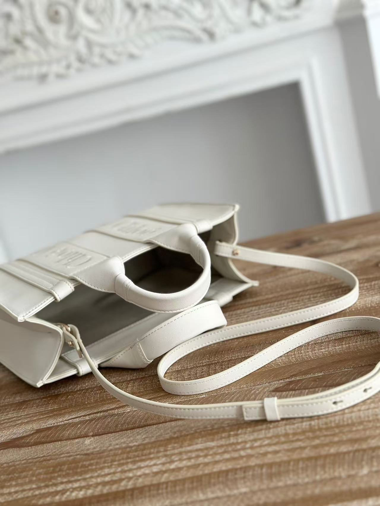 Chloé Woody small tote bag 26cm white calfskin