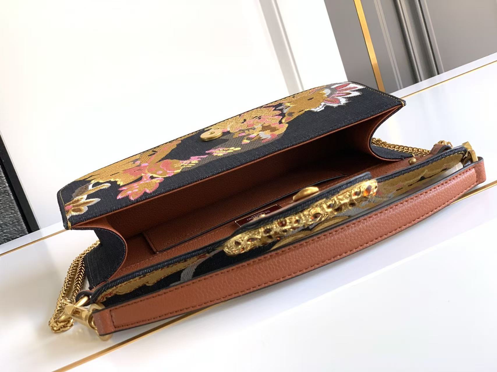 VT Locò Small Shoulder Bag Floral Embroidery 20cm Black Calfskin