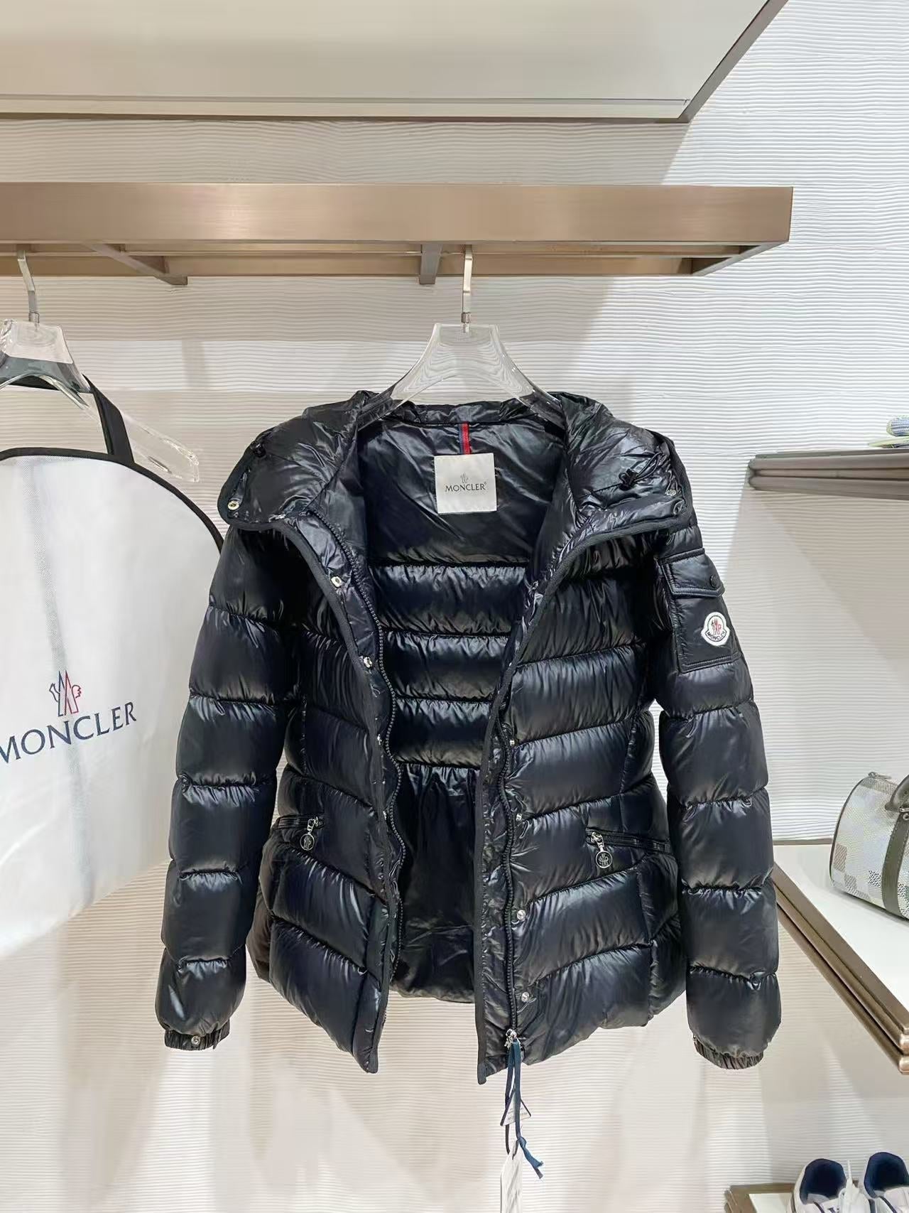 Moncler 26s Barante Hooded Short Down Jacket