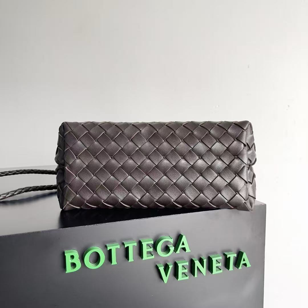 BV 26s Intrecciato Andiamo Small Fondant Leather 122046