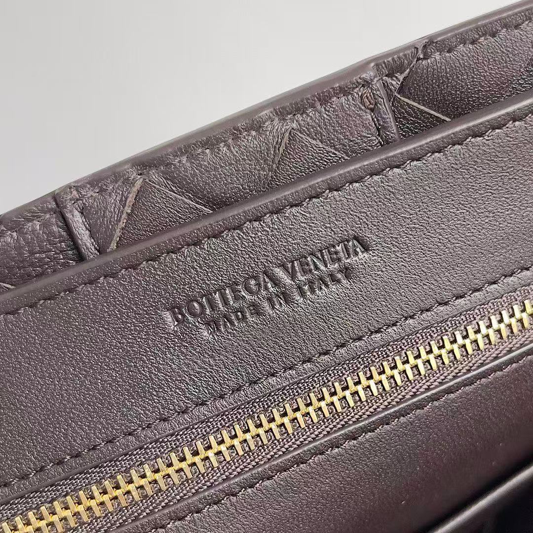 BV 26s Intrecciato Andiamo Small Fondant Leather 122046