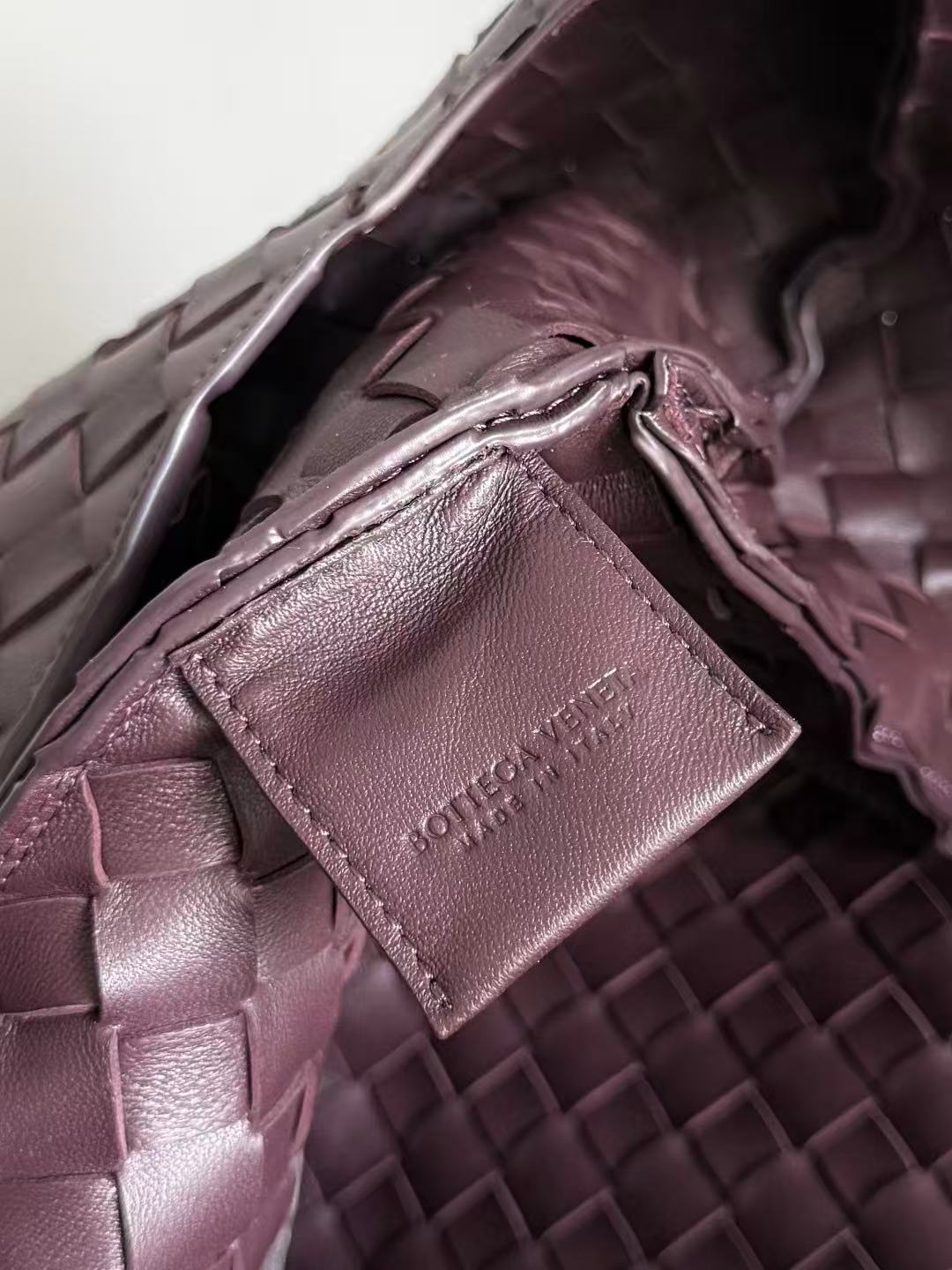 BV 26s Campana Medium Shoulder Bag Burgundy Intrecciato Leather