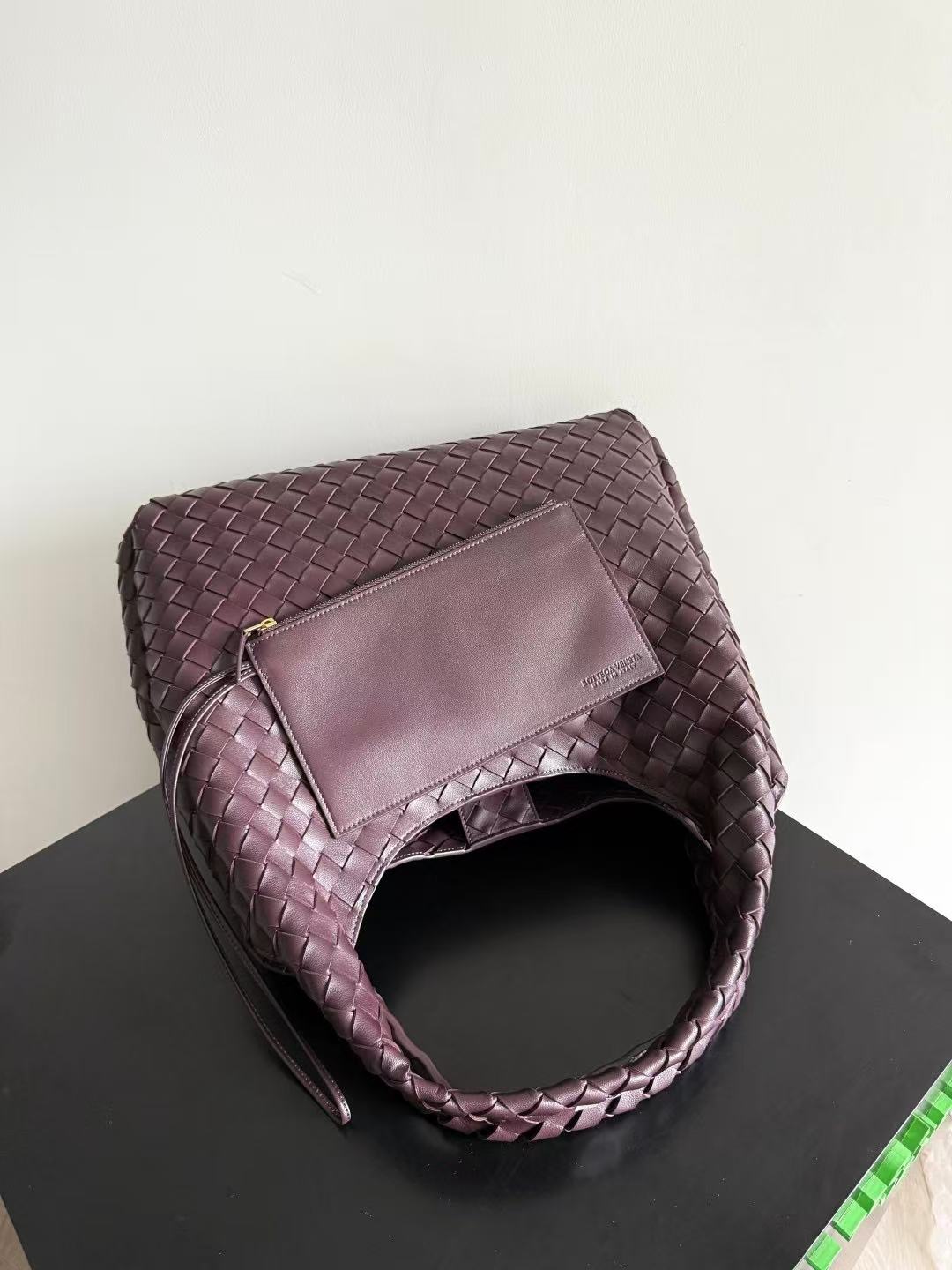BV 26s Campana Medium Shoulder Bag Burgundy Intrecciato Leather