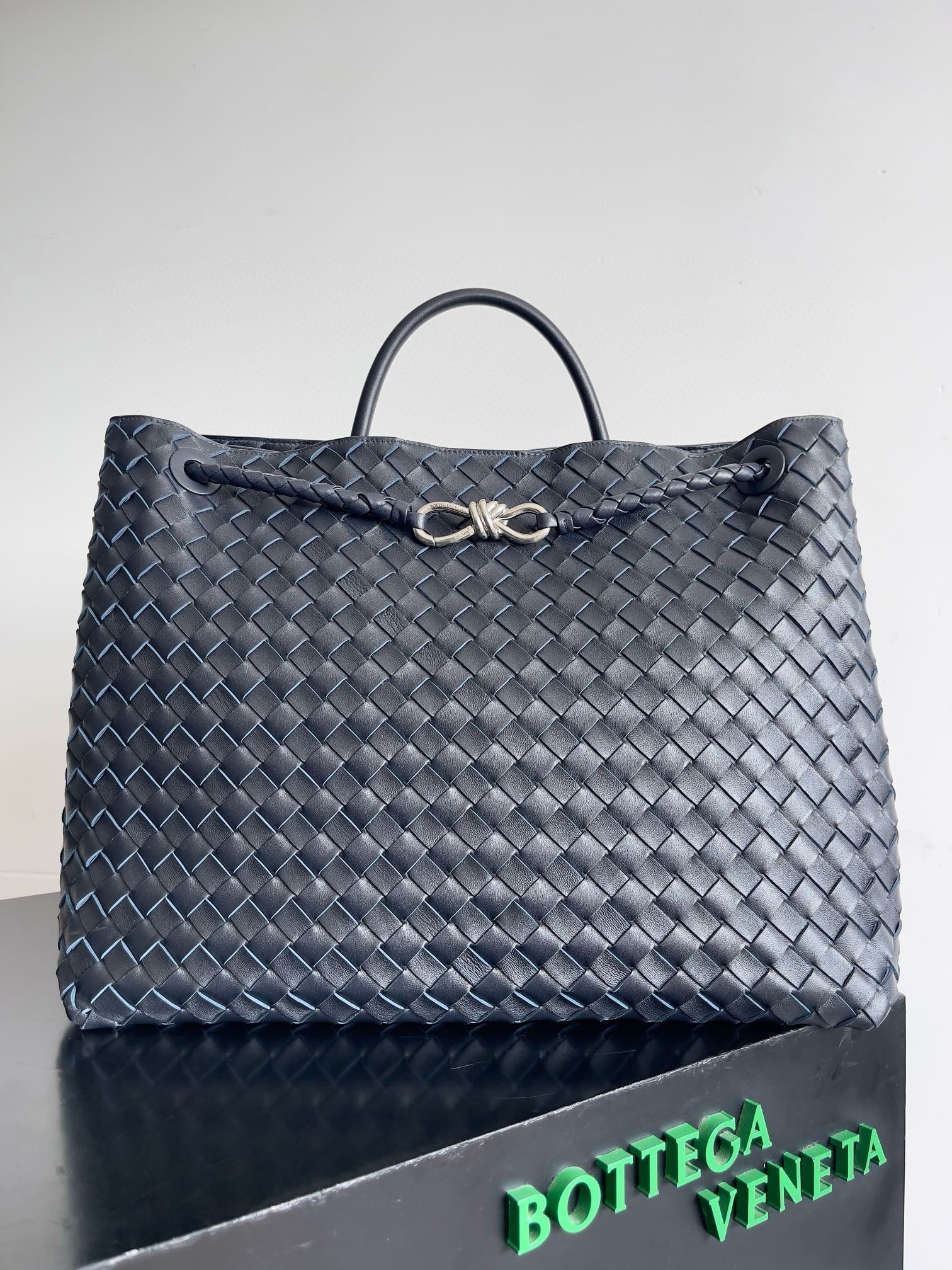 BV LARGE ANDIAMO 45CM NAVY BLUE LAMBSKIN