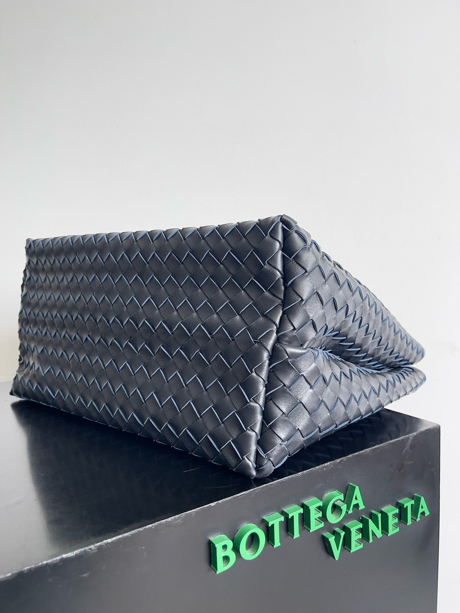 BV LARGE ANDIAMO 45CM NAVY BLUE LAMBSKIN