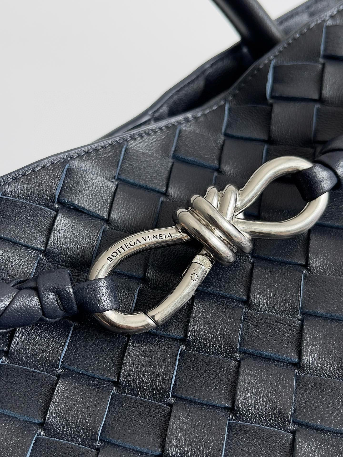 BV LARGE ANDIAMO 45CM NAVY BLUE LAMBSKIN