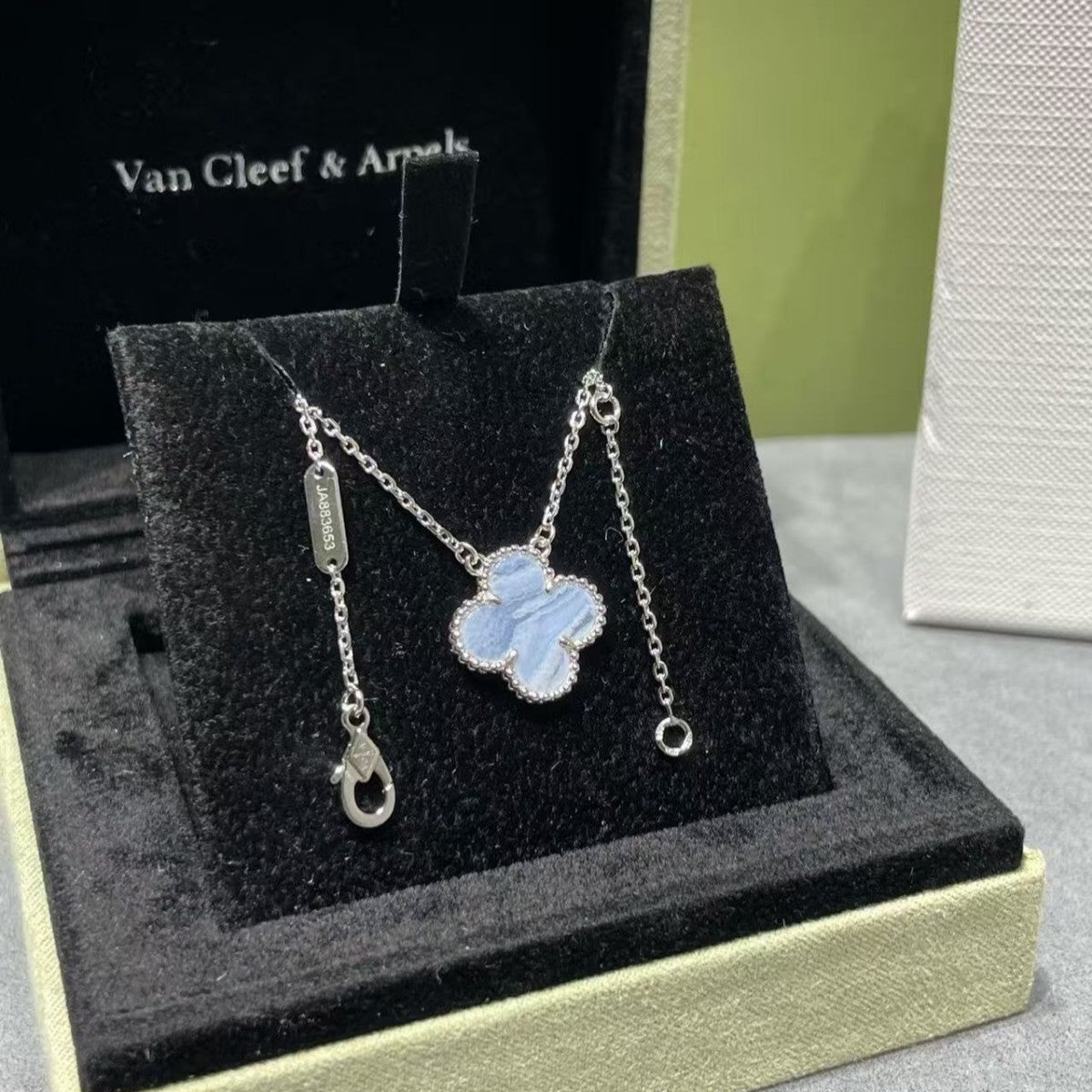 CLOVER 1 MOTIF SILVER CHALCEDONY NECKLACE