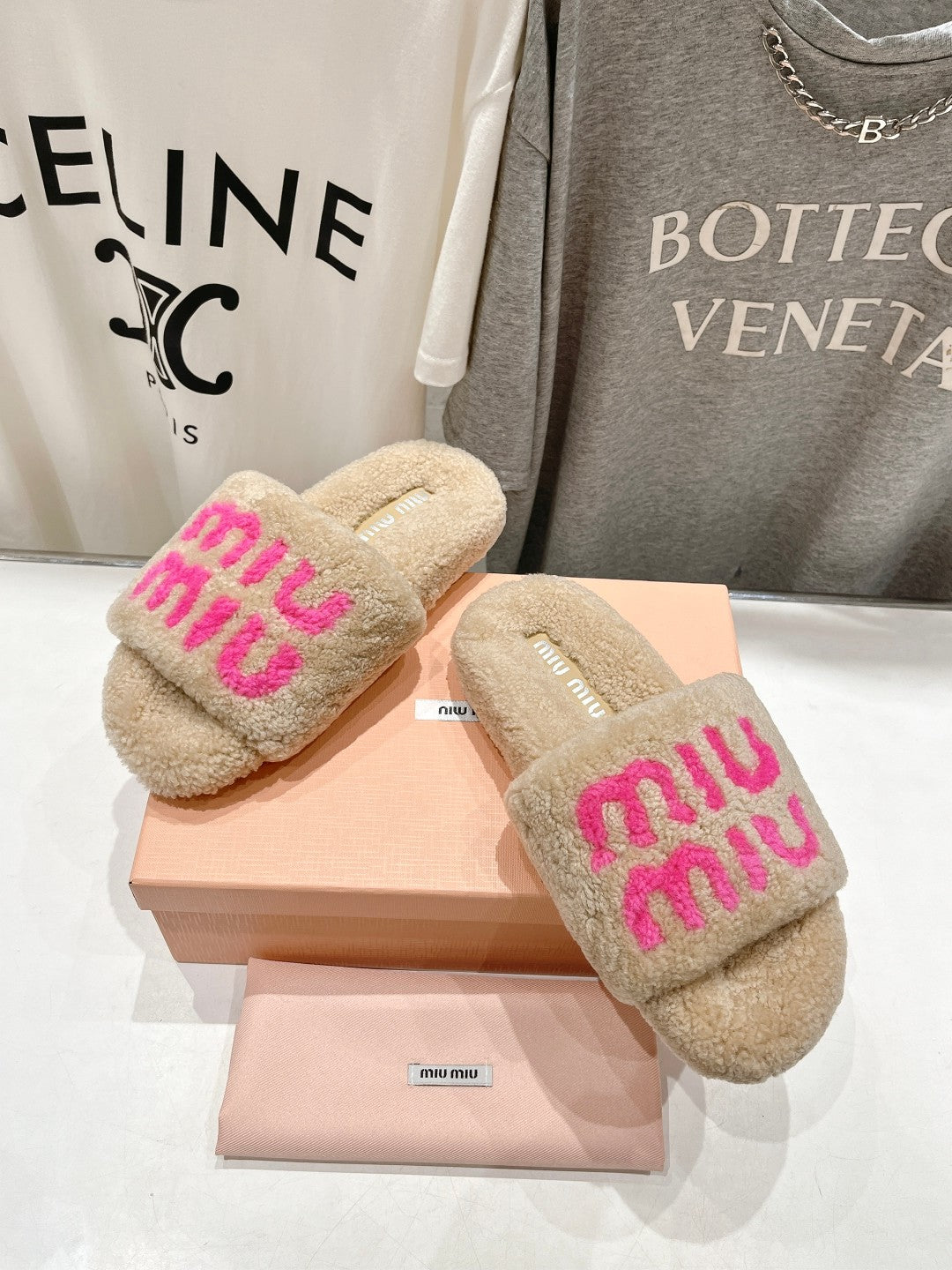 Miumiu 26s Sandals Light Beige Shearling With Logo Lettering