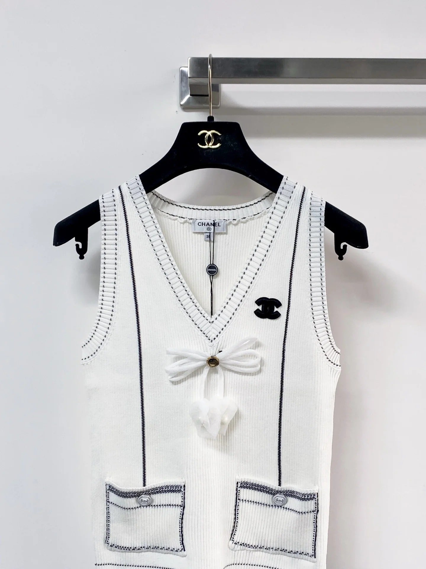 Chanel 2026 Bow V-neck Vest White Wool 212271