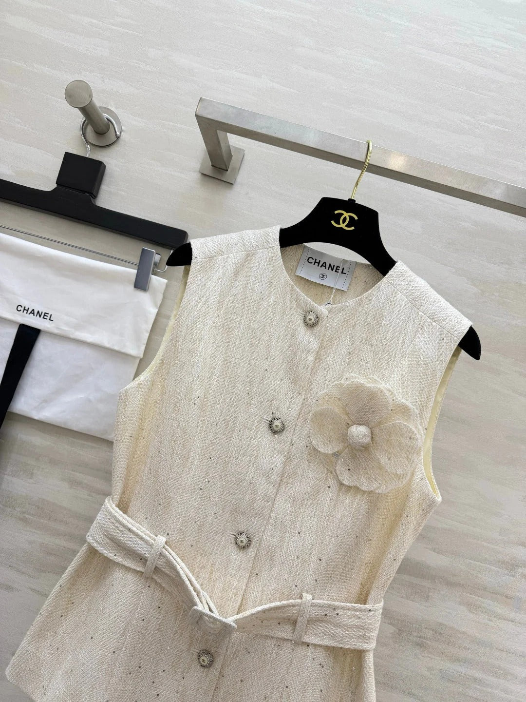Chanel 2026 Vest Off-white Tweed 408524