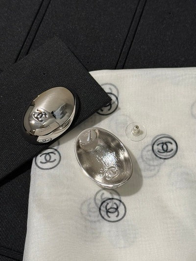 Chanel 2026 Mirror Black Enamel Double C Oval Pigeon Egg Earrings
