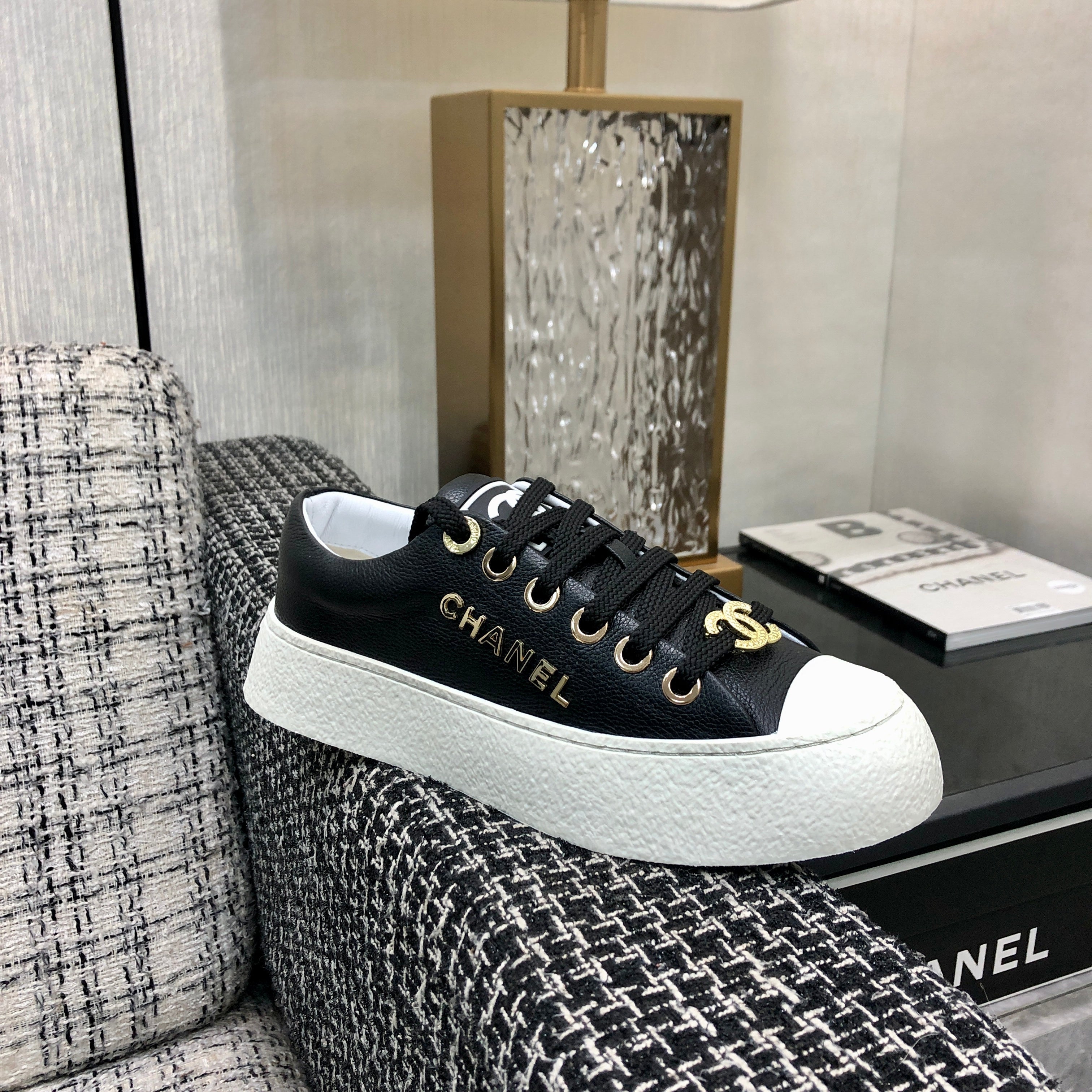 CASUAL SNEAKER IN BLACK LAMBSKIN WITH GOLD LOGO